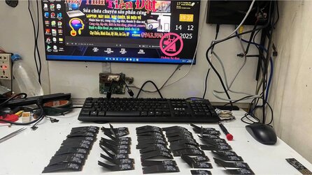 10-jähriger biegt 50 SSDs in der Mitte durch, um zu testen, wie stabil sie sind - und zerstört dadurch Hardware im Wert von mehr als 3000 Euro