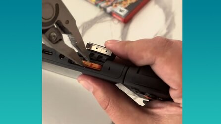 Nintendo-Fan sprüht DK Bananza-Cartridge gelb an, bekommt sie jetzt nicht mehr aus seiner Switch 2 und schrottet die Konsole damit komplett