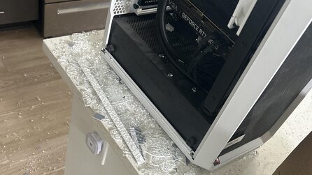 Pechvogel will nur kaputten Lüfter seines PCs reparieren, stellt ihn auf den Küchentisch und sein Glas-Paneel zerspringt in tausend Teile - weil er eine wichtige Sache vergessen hat