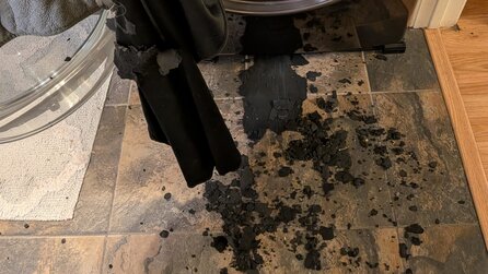 PC-Spieler steckt sein Maus-Pad in die Waschmaschine und was am Ende rauskommt, sieht eher aus wie ein Haufen Kohle