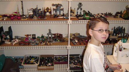 Uroma richtet für Enkel ein eigenes LEGO-Büro ein - 20 Jahre später entdeckt er die Fotos davon wieder