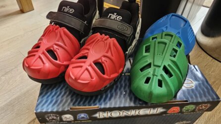 Sammler macht unglaublichen Fund auf seinem Dachboden: 20 Jahre alte LEGO Bionicle-Sneaker von Nike, die heute beim Tragen wohl direkt auseinanderfallen würden