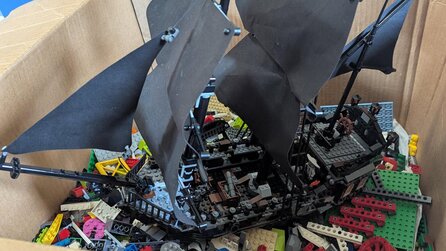 LEGO-Schatzsucher kauft Kisten mit losen Steinen für 170 Euro, weil er schwarze Stoffsegel darin entdeckt - am Ende kann er damit ein legendäres Schiff bauen, das über 700 Euro Wert ist