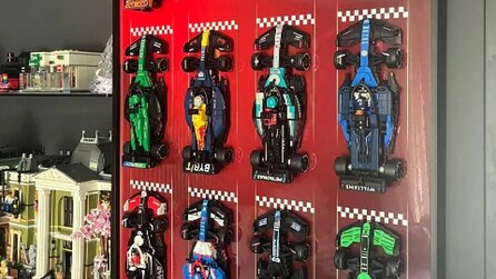 LEGO-Pechvogel zeigt stolz Traum-Display für seine LEGO-Flitzer, bis ihm die Schwerkraft einen Strich durch die Rechnung macht und alles zu Boden reißt