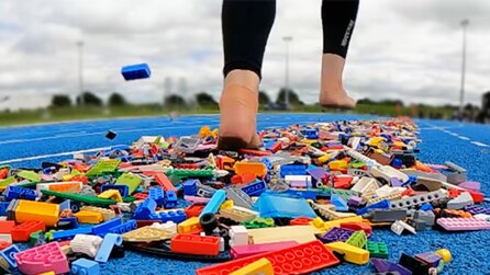 Das tut schon beim zusehen weh - Mutter bricht LEGO-Weltrekord und läuft in Bestzeit barfuß über die Klemmbausteinchen