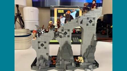 Herr der Ringe-Fan stellt legendäre Szene aus den Filmen aus LEGO nach und macht daraus eine stylische Buchstütze fürs Regal