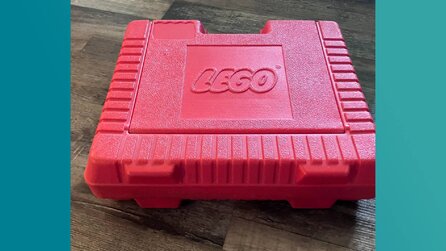 Eltern eines 42-Jährigen ziehen um und drücken ihm plötzlich roten LEGO-Koffer in die Hand – steckt voller Steine und versetzen ihn in seine Kindheit zurück