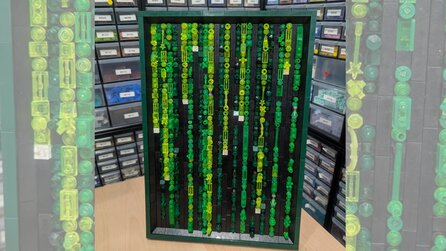 985 Steine und ein UV-Licht: LEGO-Fan verwandelt Matrix-Code-Regen in Wandkunst, die sogar im Dunkeln leuchtet