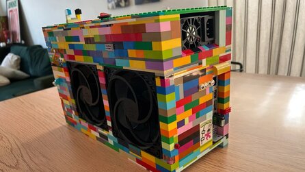 5-jähriger LEGO-Fan möchte seinem Papa ein Geschenk machen und baut mit seiner Mutter ein PC-Case aus Klemmbausteinen - sogar für die Belüftung ist gesorgt