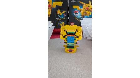 LEGO Pikachu - Das Taschenmonster-Set im Aufbau