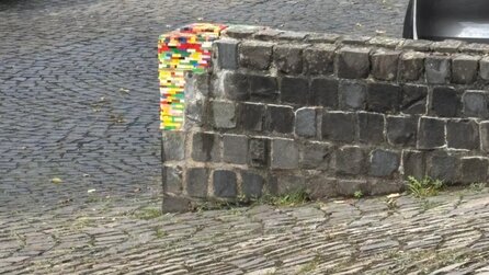 Cleverer Hausbesitzer in Deutschland repariert zerbröckelte Steinwand mit LEGO-Steinen
