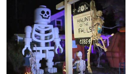 Passend zu Halloween: LEGO-Fan baut vier Meter großes LEGO-Skelett für den Vorgarten und jagt damit den Nachbarn einen riesigen Schrecken ein