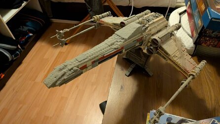 LEGO-Fan holt Star-Wars-Raumschiffe zum ersten Mal seit über zehn Jahren vom Regal und durch den ganzen Staub sieht es so aus, als würden die Sets schimmeln