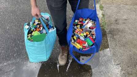 Glückspilz will eigentlich nur Altglas entsorgen und entdeckt neben dem Container zwei volle Tüten - sie sind vollgestopft mit LEGO-Steinen und Minifiguren