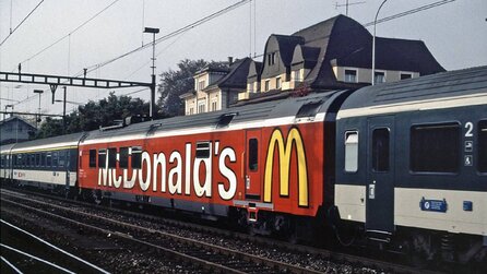 Ihr seid genervt, wenn andere ihre McDonalds-Tüten mit in die Bahn nehmen? Vor 30 Jahren wollte das Fast-Food-Restaurant sogar den ganzen Speisewagen übernehmen