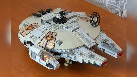 LEGO-Bastler nimmt alte Teile, die zu Hause rumlagen und baut daraus mit 7-jährigem Sohn genialen Star Wars Millenium Falken: Wir haben nicht viel Geld