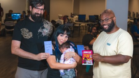 Fünf Tage nach Geburt: Frau gewinnt Mortal-Kombat-Turnier und posiert am Ende mit ihrem Baby auf dem Arm