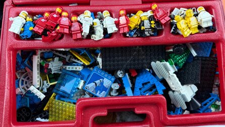 LEGO-Fan findet im Second Hand-Laden Koffer für nur 7 Dollar, der randvoll mit LEGO-Sets gestopft ist - und sie sind locker das 30-Fache wert
