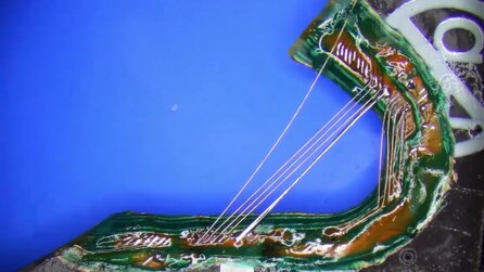 Sieht aus wie eine OP: PC-Bastler repariert Loch in Motherboard und das ist einfach nur extrem beeindruckend anzuschauen