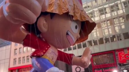 Gigantischer One Piece-Fail: Ruffy-Ballon wird auf Parade gegen Baum gesteuert - Hut geht sofort kaputt