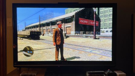 Glückspilz findet 50-Zoll-Plasma-TV von Panasonic aus 2009 am Straßenrand und zockt jetzt genüsslich PlayStation darauf: Passt perfekt