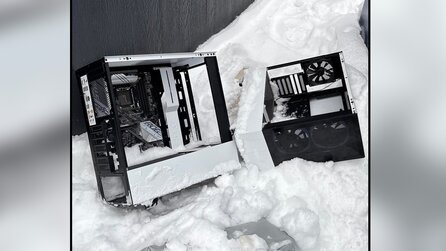 Spieler baut einen PC, seine Freundin entdeckt schickes Gehäuse in einem Schneehaufen und Überraschung: darin sind Komponenten mit bis zu 200 Euro Wert