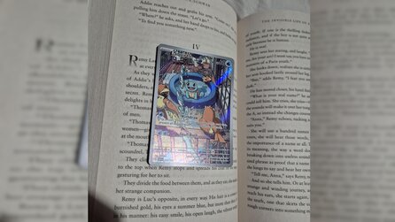 Pokémon TCG-Fan stellt fest, dass eine Freundin eine wertvolle Karte einfach als Lesezeichen nutzt – ohne Sleeve