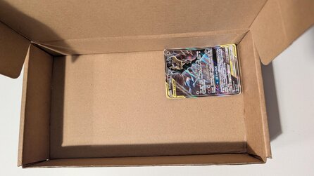 Würde sie aus Prinzip zurückgeben: Pokémon TCG-Fan kauft Karte auf eBay und traut seinen Augen nicht, als sie ungeschützt in einem leeren Karton ankommt