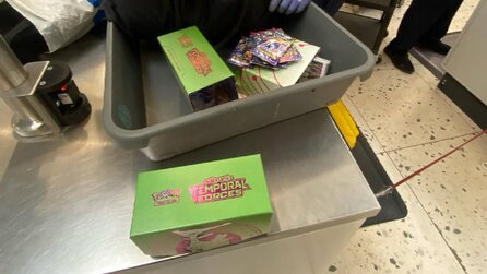 Sammler wird am Flughafen festgehalten und verhört, weil seine Pokémon-Karten für die Security beim Durchleuchten nach einer Bombe aussehen
