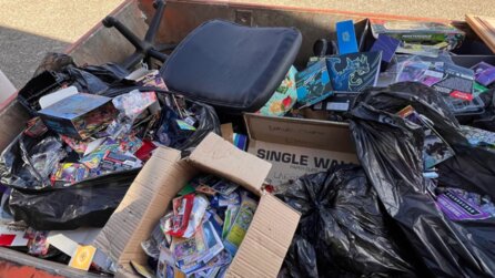 Pokémon TCG-Fan findet dutzende geöffnete Booster (!) im Müll eines Geschäfts - und füllt mit den Karten seine eigenen Decks auf