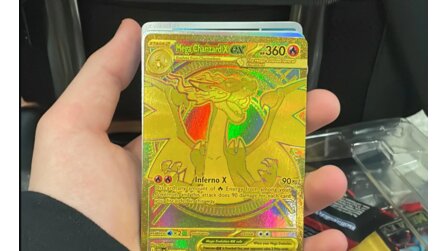 Pokémon-Fan zieht seltenes Glurak am Flughafen, kanns aber nicht sicher verpacken - ist im perfekten Zustand 2.500 Euro Wert und schon kleinste Kratzer machen alles zunichte