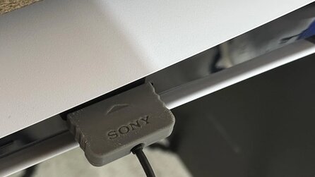 Playstation-Fan bekommt keine Anniversary Edition ab - stattet seine normale Konsole dafür mit kleinem Retro-Detail aus