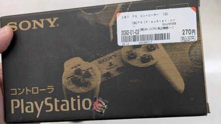 Glückspilz findet fast perfekt erhaltenen, allerersten PS1-Controller in Originalverpackung für nur 2 Dollar