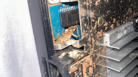 Person kauft gebrauchte PS2 bei GameStop, macht sie auf und im Inneren wartet der absolute Dreck-Albtraum - mit toten Insekten und Kakerlaken-Kacke