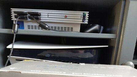 Glückspilz bestellt sich online eine PS2, erwartet nichts Besonderes und bekommt überraschenderweise richtig schicke silberne Konsole in perfektem Zustand geliefert