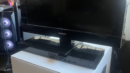 Gamer bekommt von seinem Schwiegervater seltene Hardware-Kuriosität geschenkt - eine PS2 und ein Fernseher in einem Gerät