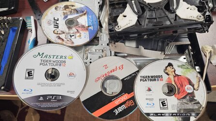 Wie ist das passiert?! - Spieler kauft gebrauchte PS3, schraubt sie auf und findet gleich 4 Discs im Laufwerk, die jemand dort reingestopft hat