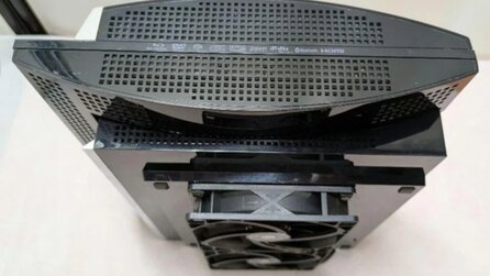 PlayStation-Fans sind entsetzt über diese PS3, bei der jemand außen Extra-Lüfter drangeschraubt und Löcher reingebohrt hat