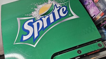 Diese Konsolen-Variante kennt kaum wer - Gamer-Dad gewinnt vor 15 Jahren Wettbewerb und bekommt seltene grüne Sprite-PS3 geschenkt, Sohn präsentiert sie stolz