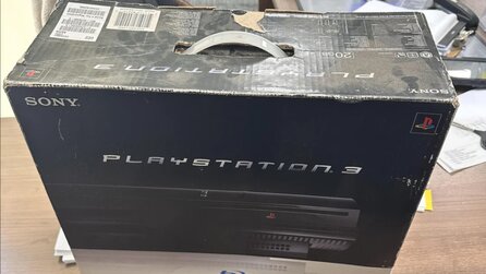 PlayStation-Fan bekommt von seinem Chef eine PS3 geschenkt, nachdem sie 6 Jahre auf seinem Dachboden lag - und es ist ein ganz besonderes Modell