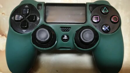 Wascht gleich eure Augen aus: Diese zwei PS4-Controller sind schmerzhaft hässlich