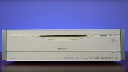 Ultraseltene PS2 von 2003 aufgetaucht – so sieht die riesige Konsole aus, mit der ihr sogar Filme aufnehmen konntet