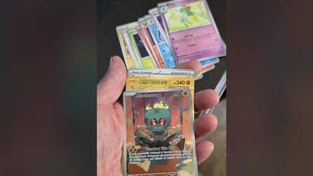 Vater kauft heimlich Traum-Pokémon-Karte seines Sohnes für 269 Dollar und versteckt sie in einem Pack - damit das Kind sie zufällig bei der Urlaubsreise zieht