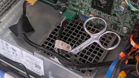 Der Lüfter macht zu viel Lärm, sagt ein PC-User und steckt dann eine Metall-Schere (!) in sein Netzteil