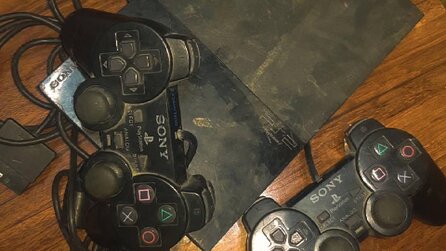 Spieler zeigt stolz und glücklich, wie er seine PS2 wiedergefunden hat - Community witzelt nur über Drecks-Konsole