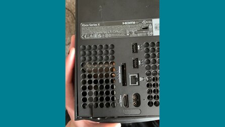 Gamer nimmt seine Konsole im Koffer mit auf Geschäftsreise – beim Auspacken stellt er fest, dass sie bei der Flughafenkontrolle stark beschädigt wurde