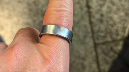 YouTuber will in Flieger steigen, kurz davor bläht sich die Batterie seines Smart-Rings auf - er bekommt ihn nicht mehr ab und kann nicht mitfliegen