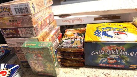 Pokémonkarten-Sammler entdeckt bei seinen Großeltern haufenweise ungeöffnete Packs aus seiner Kindheit und die Community versteht die Welt nicht mehr