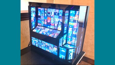 PC-Spieler baut völlig absurden PC mit 13 Displays im Gehäuse, auf denen über 15.000 GIFs in Dauerschleife abgespielt werden