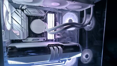 Vater wollte mit seinem Kind einen PC bauen, wenn es 14 wird, ist vorher aber gestorben - jetzt hat das Kind den PC zu seinen Ehren gebaut und so sieht er aus